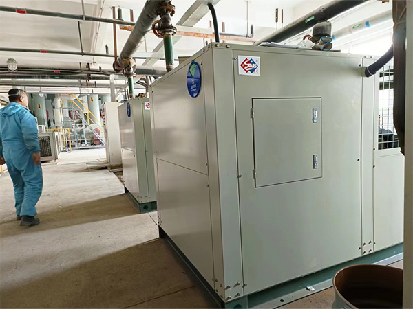Enfriador de agua para una fábrica de plásticos